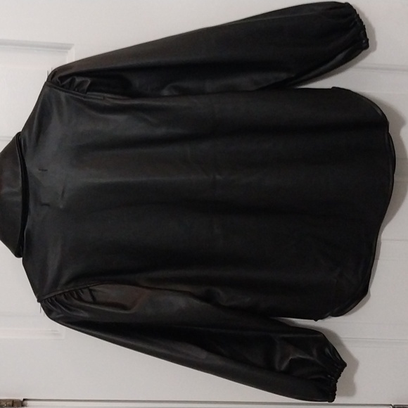 Bcbg faux leather top inside soft lined color black xs size never worn . - Picture 2 of 7